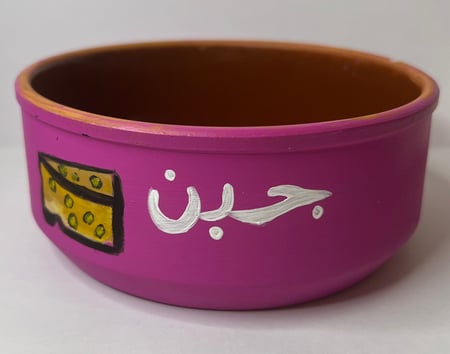 صحون فخارية بألوان زاهية