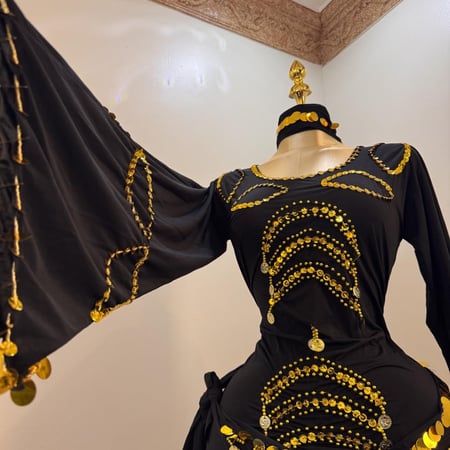 جلابية هيفاء وهبي للرقص الصعيدي مع ربطة خصر وشعر