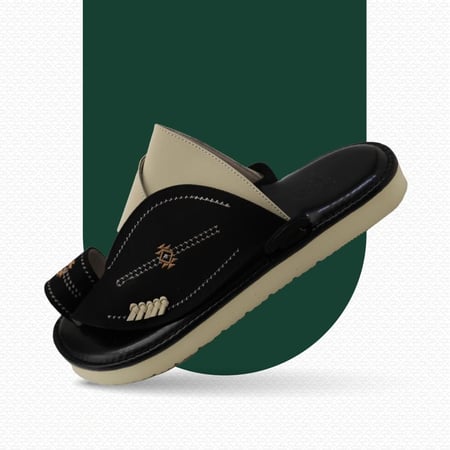 حذاء شرقي مطرز.