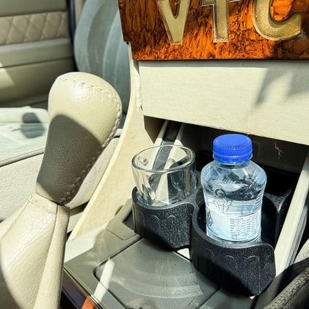 حامل أكواب فاخر مع منفذ شحن Tybe c - نيسان باترول فتك Y61 | تصميم عصري وترقية عملية