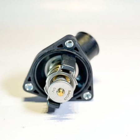 بلف حرارة رياضي RPE 71°C — يخفض حرارة مكينة الاندكروزر واللكزس 5.7 و4.6 | مناسب لمحركات 3UR‑FE و1UR‑FE