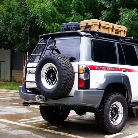 قاعدة كشافات وأنتل خلفي لنيسان باترول فتك Y61 على براغي الوكالة nissan patrol