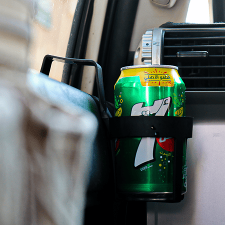 حامل أكواب على باب المركبة أمام المكيف