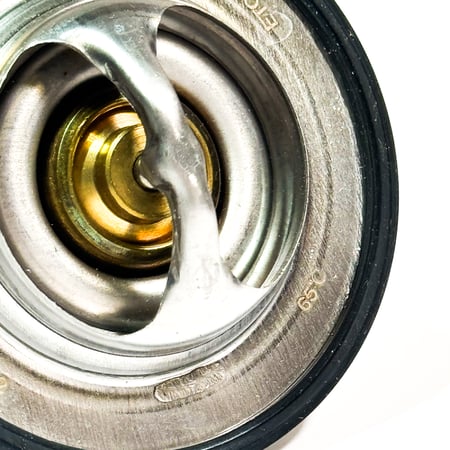 بلف حرارة رياضي RPE 65°C للنيسان فتك وبطل الدروب | يخفض حرارة المكينة ويحسّن الأداء | مناسب لمحرك V8 – V6‑| تبريد أقوى