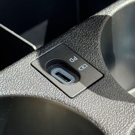 حامل أكواب فاخر مع منفذ شحن Tybe c - نيسان باترول فتك Y61 | تصميم عصري وترقية عملية