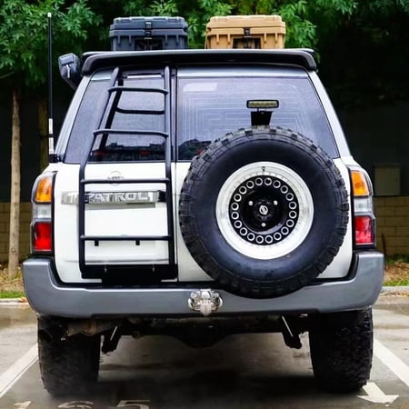 قاعدة كشافات وأنتل خلفي لنيسان باترول فتك Y61 على براغي الوكالة nissan patrol
