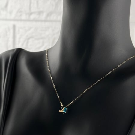 عقد ذهب بتصميم ناعم مع كرستال ازرق عيار 18