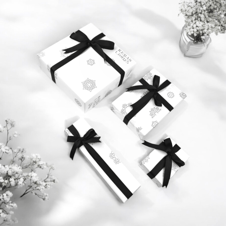 عقد ذهب بتصميم ناعم مع كرستال ازرق عيار 18