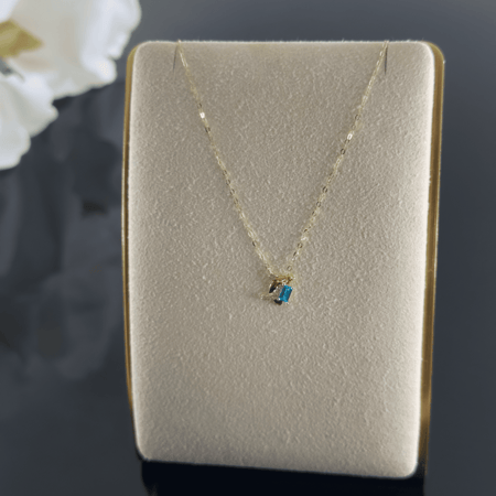 عقد ذهب بتصميم ناعم مع كرستال ازرق عيار 18