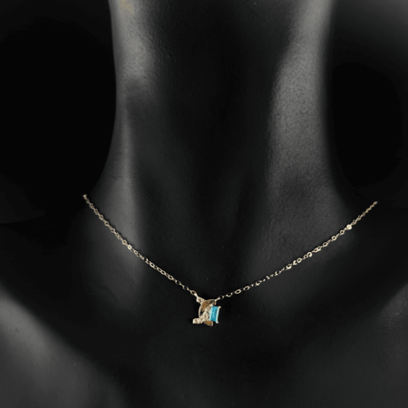 عقد ذهب بتصميم ناعم مع كرستال ازرق عيار 18