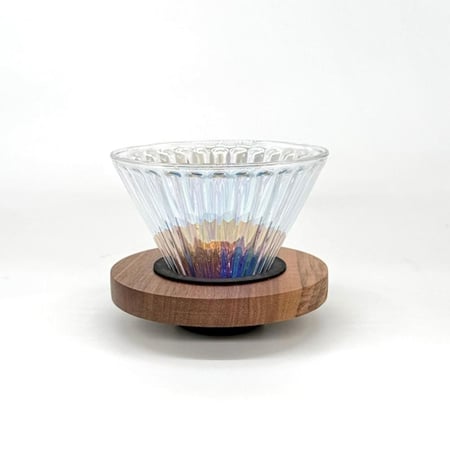 قمع زجاجي 01 ملون بقاعدة خشب