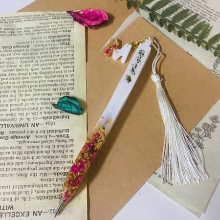 قلم حبر لون ابيض مطرز بإسم قطعة واحده