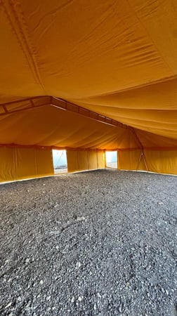 خيمة الصقر المطورة، مقاس ٩×١٣×٢ ياردة ، مع واجهة شفاف