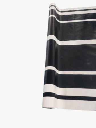 رول جلد PVC, ضد الماء, أسود مخطط , وزن 700 جرام . مقاس 2.05 متر ×25متر