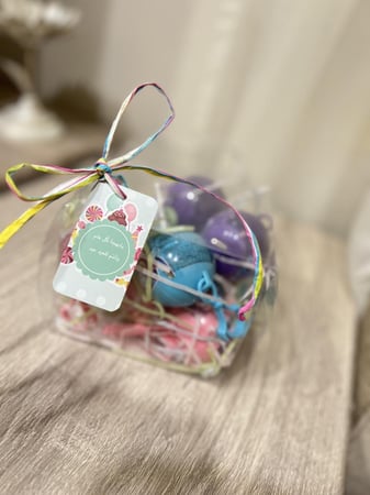 بوكس يحتوي على 8 توزيعات عباره عن ميداليه وحلاوه ولعبه واستيكرات )