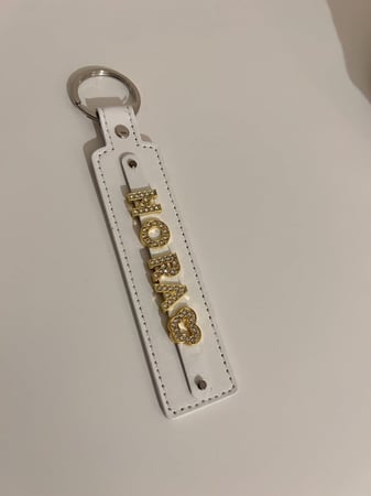 ميداليه شنطه اطفال او مفاتيح بالأسم مناسبه للأهداء