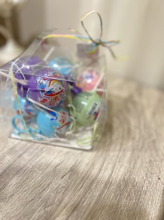 بوكس يحتوي على 8 توزيعات عباره عن ميداليه وحلاوه ولعبه واستيكرات )