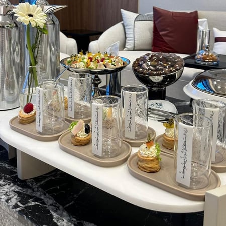 ١٠ شرائح سكر مشروبات بعبارة ( زاد المكان نورا بوجودكم