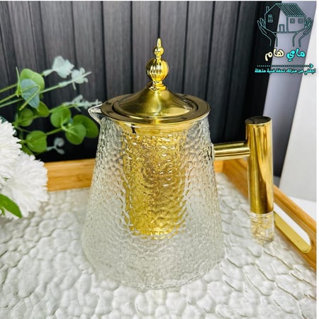 ابريق من زجاج البوروسيليكات المقاوم للنار بديزاين مموج عصري وأنيق و صفاية ومسكة وغطاء من الاستيل الذهبي، 900 مل