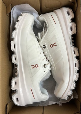 Loewe X On cloudventure running