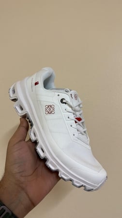 Loewe X On cloudventure running