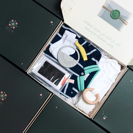 صندوق هدية ولد - صغير- بأكمام وقمة ملونين