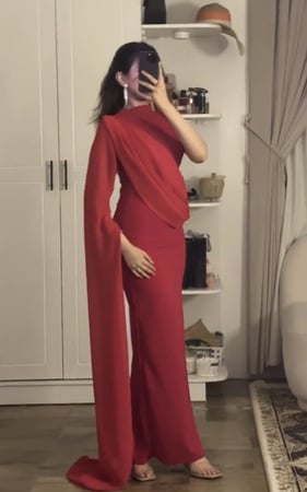 فستان أحمر اوربي فخم بالكريب الرائع والشيفو الانسيابي الفخم مع كم واحد لإضفاء الأنوثه عليكي