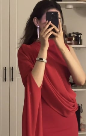 فستان أحمر اوربي فخم بالكريب الرائع والشيفو الانسيابي الفخم مع كم واحد لإضفاء الأنوثه عليكي