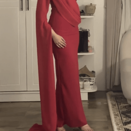 فستان أحمر اوربي فخم بالكريب الرائع والشيفو الانسيابي الفخم مع كم واحد لإضفاء الأنوثه عليكي