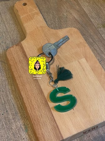 ميداليات الحروف بالحبه لطلب التصميم التواصل 0541580087