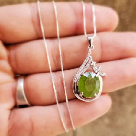 قلادة فضة مع حجر الزبرجد النادر