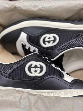 حذاء سنيكرز قوتشي للرجال والنساء بشعار الماركة