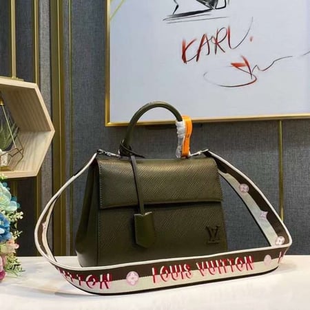 حقيبة LV كلوني بستراب قماش