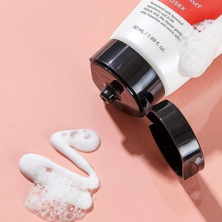 كوسركس منظف يعمل عن طريق تنظيف المسام لمنع والسيطرة على حب الشباب