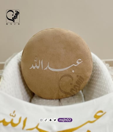 وسادة مواليد دائري مخمل محشوة و مطرزه