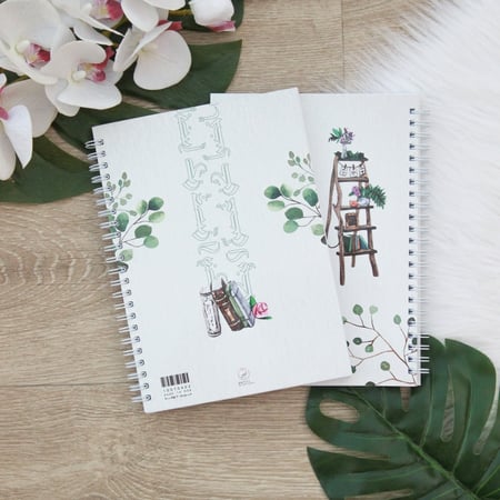 دفتر وسط كن أخضراً