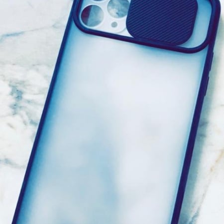 كفر ايفون11برو  شفاف, مع حواف باللون الاسود وغطاء للكاميرا.