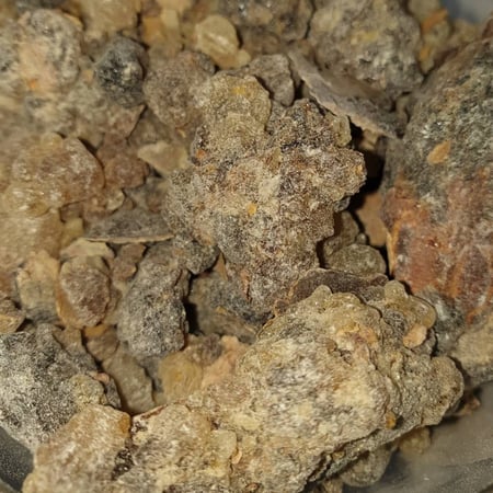 بخور اللبان العدني الطبيعي - تجربة عطرية فاخرة