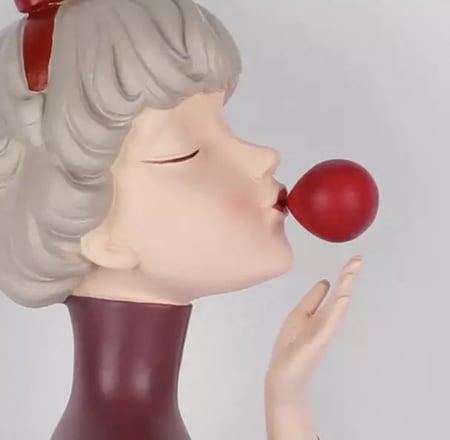 تحفه بشكل بنت تتوفر بحجمين