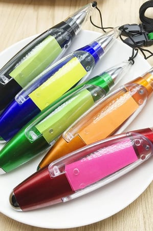 قلم حبر مع مفكرة و مصباح و علاق 4 في 1