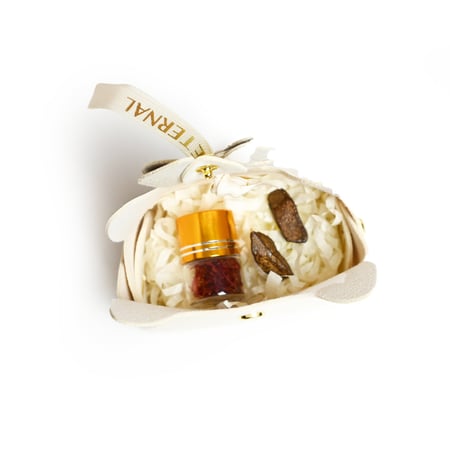 توزيعات زعفران وعود مع حقيبة جلدية فاخرة ( 6 حبات - نصف درزن )