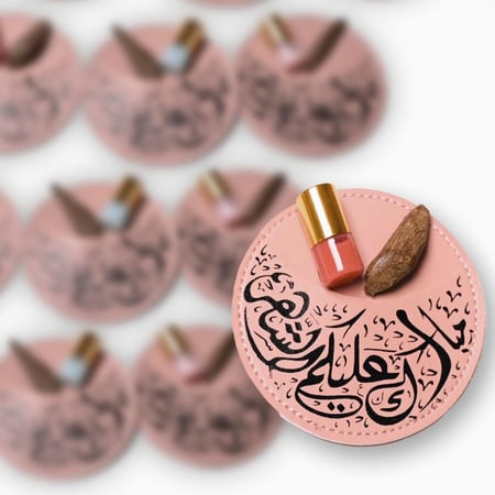 توزيعات جلدية مسك وعود بعبارة مبارك عليكم الشهر ( 6 حبات - نصف درزن )