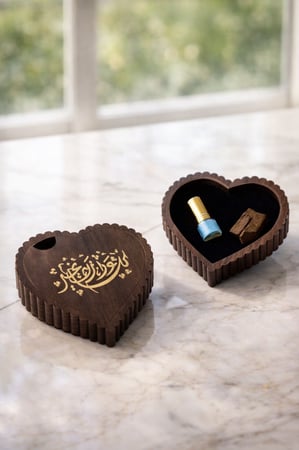 توزيعات خشبية على شكل قلب مسك وعود بعبارة كل عام وانتم بخير  ( 5 حبات )