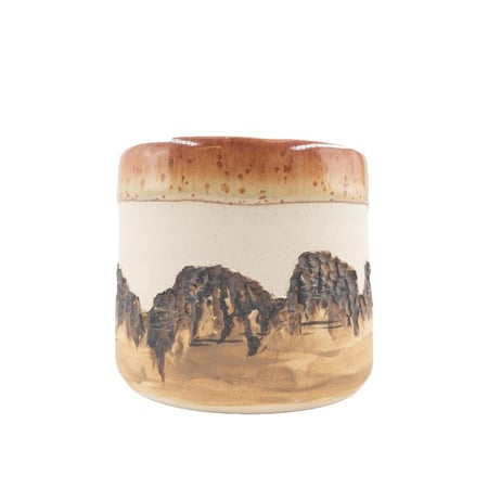 لون الطلاء المتعرج في كوب فخار شرعان العلا.