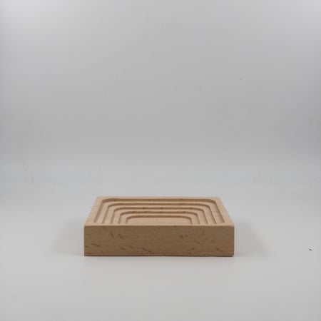 أداة خشبية مربعة