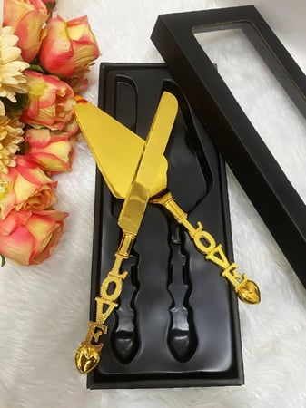 طقم سكين وشيال كيك ذهبي سادة بتصميم Love للمناسبات