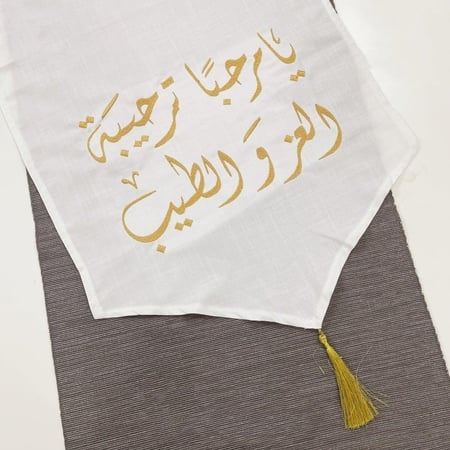 أفكار تغليف هدايا باستخدام دلايات ذهبية صغيرة فاخرة