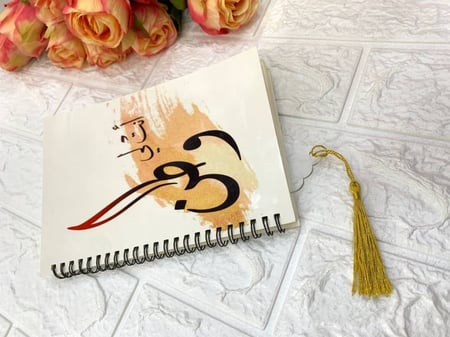تنسيق فواصل كتب أكريليك مع لمسات من قصدير التذهيب الفاخر