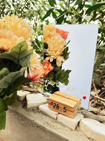 ستاند خشبي سادة طول 30 سم مثالي لعرض تصاميم حجم ورق a4 و A3