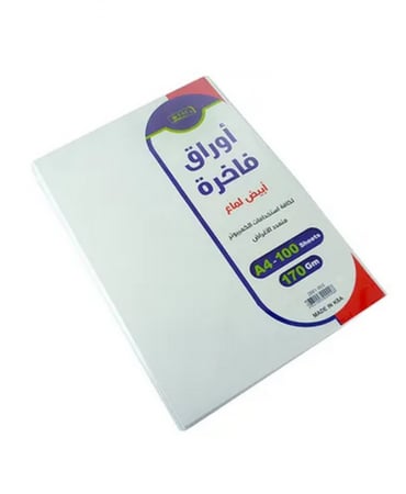 ملمس ورق كوشيه لامع يعكس الضوء يظهر جودة السطح المصقول للطباعة